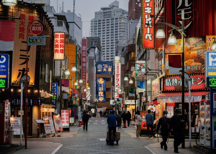 Ulice Tokyo nocą, site:Freepik