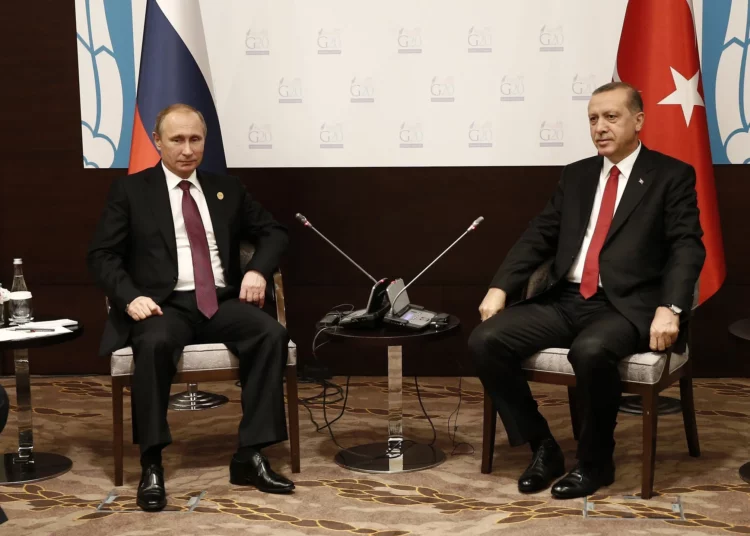 Prezydent Turcji Recep Tayyip Erdogan odbywa dwustronne spotkanie z prezydentem Rosji Władimirem Putinem na szczycie G20 15 listopada 2015 r. w Antalyi w Turcji. Aut. Aykut Unlupinar / Anadolu Agency, z Flickr