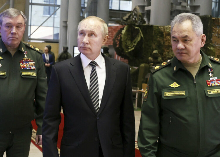 Gierasimow, Putin i Szojgu fot. Kremlin.
