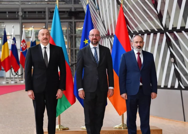 Prezydent Azerbejdżanu Ilham Alijew, Przewodniczący Rady Europejskiej Charles Michel i premier Armenii Nikol Paszynian, 23 maja 2022 roku, aut. Ambasada Azerbejdżanu w Belgii