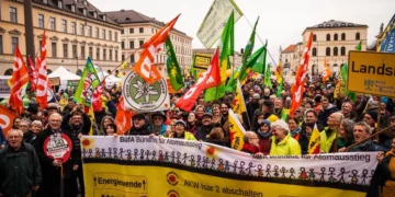 Na monachijskim Odeonsplatz, Greenpeace, BUND Naturschutz i pozostałe organizacje świętują festiwal wycofania energii jądrowej 15 kwietnia 2023 roku, aut. e-info z Flickr