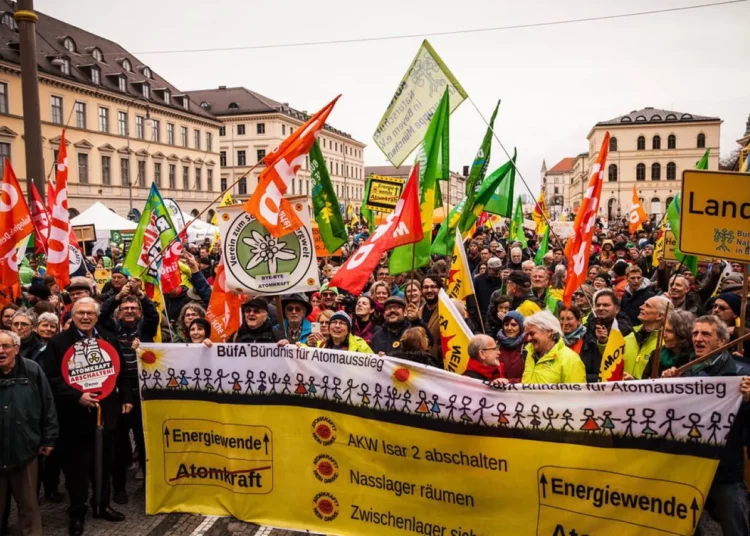 Na monachijskim Odeonsplatz, Greenpeace, BUND Naturschutz i pozostałe organizacje świętują festiwal wycofania energii jądrowej 15 kwietnia 2023 roku, aut. e-info z Flickr