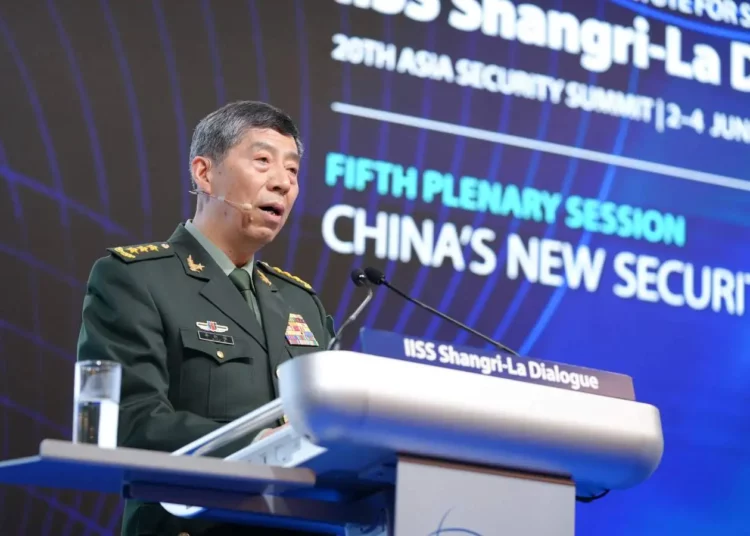 Chiński minister obrony narodowej generał Li Shangfu przemawia na temat "Nowych chińskich inicjatyw w zakresie bezpieczeństwa" podczas IISS Shangri-La Dialogue 2023, 4 czerwca 2023 roku, aut. The International Institute for Strategic Studies z Flickr