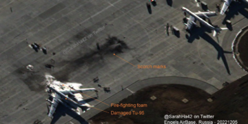 Efekt ataku na lotnisko Engel fot. CNES/Sarah Hansen