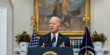 Prezydent Joe Biden wygłasza uwagi na temat trwającego kryzysu ukraińsko-rosyjskiego w czwartek 21 kwietnia 2022 roku w Sali Roosevelta w Białym Domu (oficjalne zdjęcie Białego Domu autorstwa Cameron Smith)