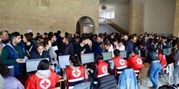 Wolontariusze zapewniają wsparcie ormiańskim przesiedleńcom. Sprawdzają dokumentację i rejestrują ich, 26 września 2023 roku, aut. USAID.