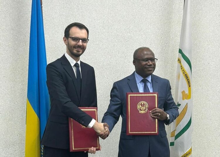 Zdjęcie z ceremonii podpisania umowy kredytowej, w której uczestniczył Jarosław Trwoga, menedżer ds. finansowania handlu w BGK oraz dr. Uzziel Ndagijimana, minister finansów i planowania ekonomicznego Rwandy. (Kigali, 26.10.2023 r.), aut. BGK