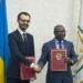 Zdjęcie z ceremonii podpisania umowy kredytowej, w której uczestniczył Jarosław Trwoga, menedżer ds. finansowania handlu w BGK oraz dr. Uzziel Ndagijimana, minister finansów i planowania ekonomicznego Rwandy. (Kigali, 26.10.2023 r.), aut. BGK