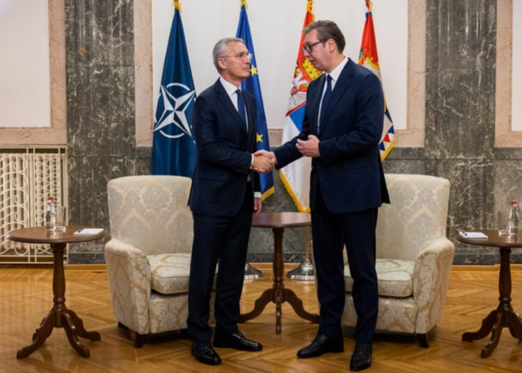 Prezydent Serbii Aleksandar Vučić i Sekretarz Generalny NATO Jens Stoltenberg podczas konferencji 21 listopada 2023 roku, aut. NATO
