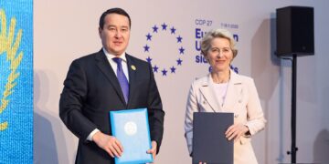 Premier Kazachstanu Älichan Smajyłow i przewodnicząca Komisji Europejskiej Ursula von der Leyen po podpisaniu porozumienia między UE a Kazachstanem, 8 listopada 2022 roku, z: primeminister.kz