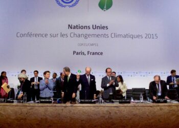 Francuski minister spraw zagranicznych Laurent Fabius - przewodniczący konferencji klimatycznej COP21 - uderza młotkiem 12 grudnia 2015 roku, po tym jak przedstawiciele 196 krajów zatwierdzili szeroko zakrojone porozumienie środowiskowe podczas wielonarodowego spotkania na lotnisku LeBourget w Paryżu we Francji. Zdjęcie: Departament Stanu