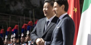 Xi Jinping, prezydent Chin i Giuseppe Conte, premier Włoch, ściskają dłonie przed podpisaniem protokołu ustaleń w sprawie chińskiej inicjatywy Pasa i Szlaku w Villa Madama w Rzymie, 23 marca 2019 roku, aut. Alessia Pierdomenico/Bloomberg