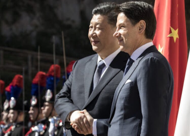 Xi Jinping, prezydent Chin i Giuseppe Conte, premier Włoch, ściskają dłonie przed podpisaniem protokołu ustaleń w sprawie chińskiej inicjatywy Pasa i Szlaku w Villa Madama w Rzymie, 23 marca 2019 roku, aut. Alessia Pierdomenico/Bloomberg