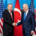 Prezydent Joe Biden bierze udział w dwustronnym spotkaniu z prezydentem Turcji Recepem Tayyipem Erdoganem podczas szczytu NATO w środę 29 czerwca 2022 roku w IFEMA Madrid w Madrycie, aut. Adam Schultz