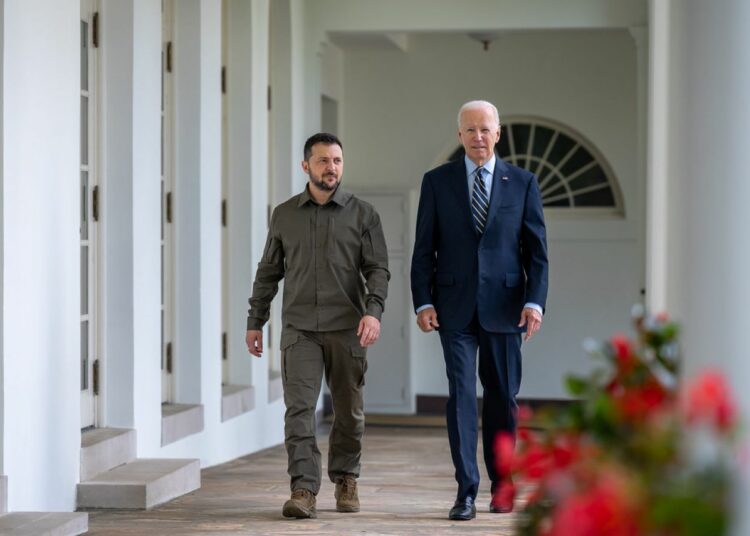 Prezydent Joe Biden i prezydent Ukrainy Wołodymyr Zełenski idą wzdłuż zachodniej kolumnady Białego Domu, czwartek, 21 września 2023 roku, do Gabinetu Owalnego. (aut. Adam Schultz).