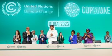 Jego Ekscelencja Dr. Sultan Al Jaber, Prezydent COP28 (L5) i uczestnicy podczas oficjalnego otwarcia konferencji 30 listopada 2023 roku, aut. UNFCCC