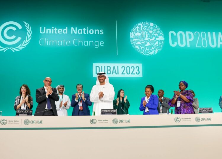 Jego Ekscelencja Dr. Sultan Al Jaber, Prezydent COP28 (L5) i uczestnicy podczas oficjalnego otwarcia konferencji 30 listopada 2023 roku, aut. UNFCCC