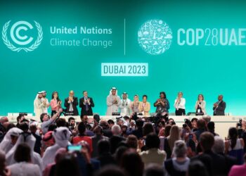 Dr Sultan Al Jaber, prezydent COP28 i inni uczestnicy na scenie podczas sesji plenarnej zamykającej Konferencję ONZ w sprawie Zmian Klimatu COP28 w Expo City Dubai 13 grudnia 2023 roku w Dubaju w Zjednoczonych Emiratach Arabskich. (Zdjęcie: COP28 / Christopher Pike)