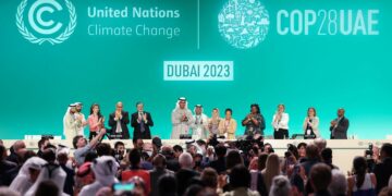 Dr Sultan Al Jaber, prezydent COP28 i inni uczestnicy na scenie podczas sesji plenarnej zamykającej Konferencję ONZ w sprawie Zmian Klimatu COP28 w Expo City Dubai 13 grudnia 2023 roku w Dubaju w Zjednoczonych Emiratach Arabskich. (Zdjęcie: COP28 / Christopher Pike)