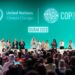 Dr Sultan Al Jaber, prezydent COP28 i inni uczestnicy na scenie podczas sesji plenarnej zamykającej Konferencję ONZ w sprawie Zmian Klimatu COP28 w Expo City Dubai 13 grudnia 2023 roku w Dubaju w Zjednoczonych Emiratach Arabskich. (Zdjęcie: COP28 / Christopher Pike)