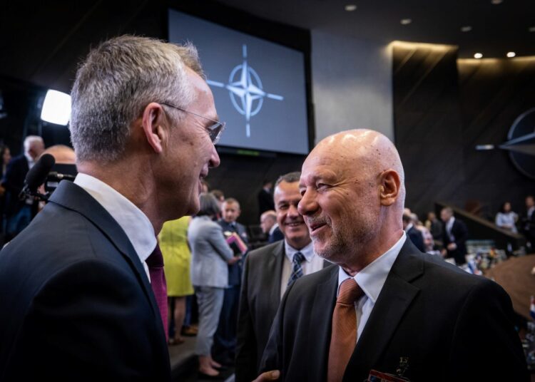 Sekretarz generalny NATO Jens Stoltenberg z ministrem obrony Bułgarii, Todorem Tagarewem na posiedzeniu NATO ze Szwecją, 16 czerwca 2023 roku, aut. NATO