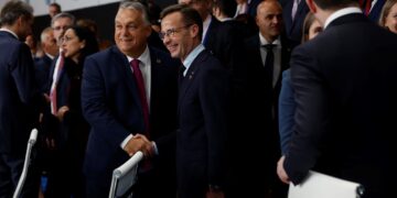 Viktor Orbán, premier Węgier i Ulf Kristersson, premier Szwecji, uczestniczą w sesji roboczej spotkania Europejskiej Wspólnoty Politycznej w Palacio de Congresos w Granadzie. Hiszpania, 5 października 2023 roku, aut. Pool PEUE/ Juanjo Martín