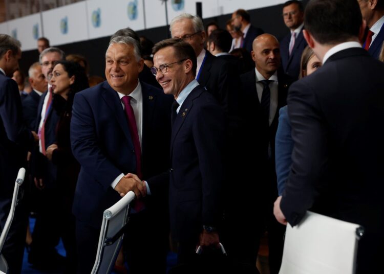 Viktor Orbán, premier Węgier i Ulf Kristersson, premier Szwecji, uczestniczą w sesji roboczej spotkania Europejskiej Wspólnoty Politycznej w Palacio de Congresos w Granadzie. Hiszpania, 5 października 2023 roku, aut. Pool PEUE/ Juanjo Martín