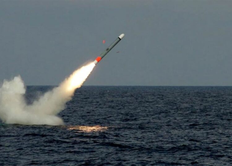 Rakieta Tomahawk wystrzeliwana z okrętu podwodnego fot. Raytheon
