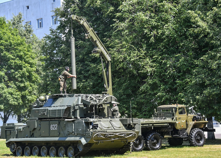 Załadunek rakiet do systemu TORM2 fot. wikimedia.