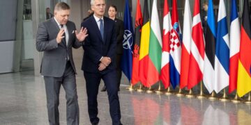 Premier Słowacji Robert Fico i sekretarz generalny NATO Jens Stoltenberg, 14 grudnia 2023 roku, z Flickr