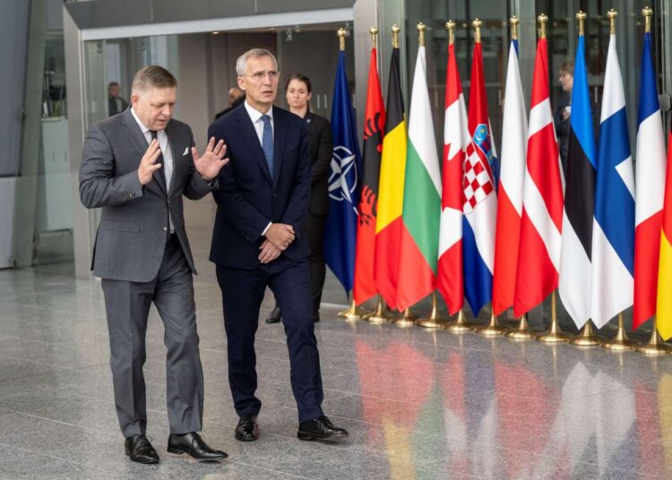 Premier Słowacji Robert Fico i sekretarz generalny NATO Jens Stoltenberg, 14 grudnia 2023 roku, z Flickr