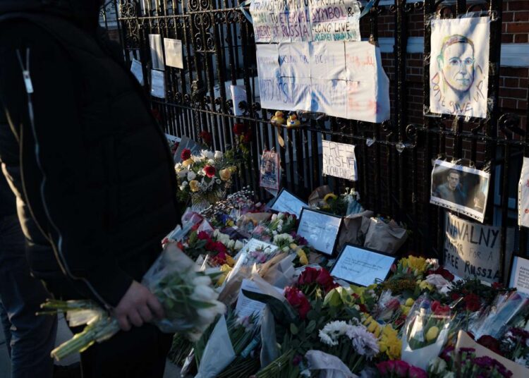 Kwiaty i hołdy dla Aleksieja Nawalnego złożone naprzeciwko ambasady Rosji w Londynie, 18 lutego 2024 roku, aut: Jean-Marc Poilpré z Flickr