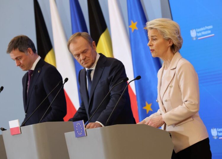 Premier Belgii Alexander de Croo, premier Polski Donald Tusk i Przewodnicząca Komisji Europejskiej Ursula von der Leyen, 23 lutego 2024 roku, Warszawa, aut. @vonderleyen z platformy X