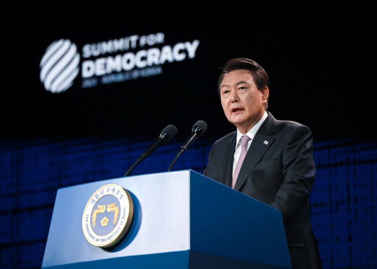 Prezydent Korei Południowej Yoon Suk Yeol podczas drugiego Szczytu dla Demokracji, aut. Kang Min Seok, Flickr account of the Republic of Korea