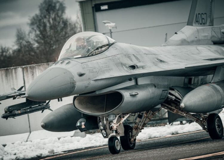 F-16 Polskich SIł Powietrznych z podwieszonymi AIM-120 i AIM-9 fot. SP RP