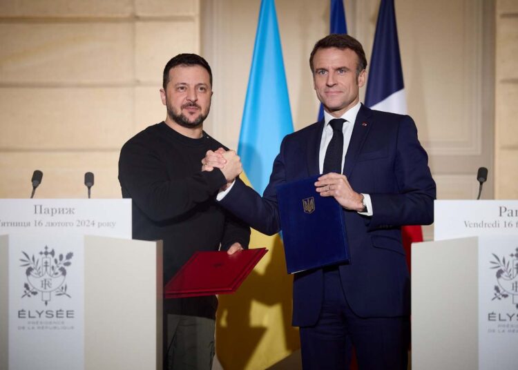 Prezydent Ukrainy Wołodymyr Zełenski (z lewej) i prezydent Francji Emmanuel Macron (z prawej) podczas podpisania porozumienia o bezpieczeństwie, 16 lutego 2024 roku, aut. @ZelenskyyUa z platformy X