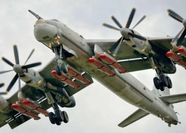TU-95 z podwieszonymi pociskami Ch-101 fot. MO Rosji