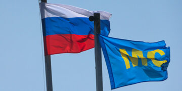 Flaga Rosji i Sił Pokojowych fot. wikimedia