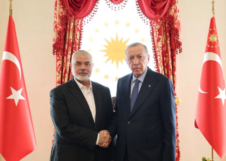 Prezydent Turcji Recep Tayyip Erdoğan (z prawej) i szef Biura Politycznego Hamasu Ismail Haniyeh (z lewej), 20 kwietnia 2024 roku, aut. tccb.gov.tr/en