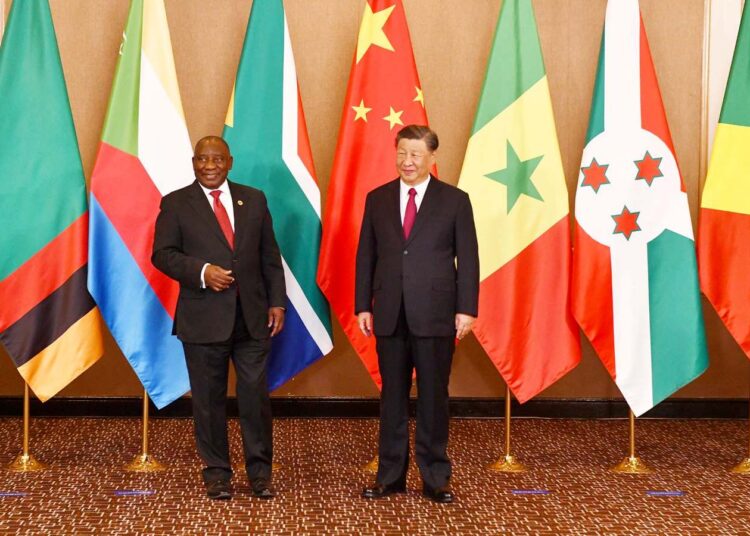 Prezydent Cyril Ramaphosa i prezydent Xi Jinping współprzewodniczą Okrągłemu Stołowi Przywódców Chiny-Afryka na zakończenie 15. szczytu BRICS w Johannesburgu, 24 sierpnia 2023 roku, aut: GCIS z Flickr