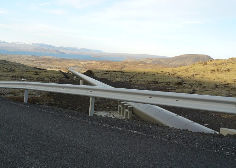 Rurociąg z elektrowni geotermalnej Nesjavellir do Reykjaviku, źródło: Wikimediacommons