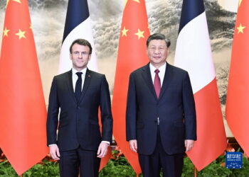 Prezydent Francji Emmanuel Macron (z lewej) i prezydent Chin Xi Jinping (z prawej), 6 kwietnia 2023 roku, aut. mfa.gov.cn
