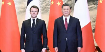 Prezydent Francji Emmanuel Macron (z lewej) i prezydent Chin Xi Jinping (z prawej), 6 kwietnia 2023 roku, aut. mfa.gov.cn