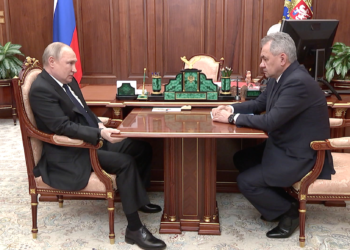Spotkanie prezydenta Rosji Władimira Putina (z lewej) z ówczesnym ministrem obrony ge. Siergiejem Szoju (z prawej), 21 kwietnia 2022 roku, aut. en.kremlin.ru