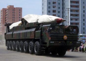 Rakieta Hwasong-13 na platformie fot. Stefan Krasowski/Wikimedia
