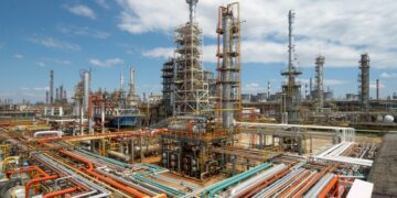 Rafineria Łukoil. Rosja przekłada remonty rafinerii, po tym jak Ukraina zintensyfikowała swoje ataki w sektor naftowy. Fot.: Łukoil