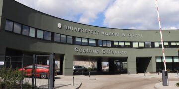 Na zdjęciu Uniwersytet Morski w Gdyni, który razem z Politechniką Szczecińską ma otrzymać nowe statki badawcze. PAN również zabiega o uzyskanie środków, gdyż obecnie ma do dyspozycji czterdziestoletnią Oceanie. Fot.: Wikimedia CC