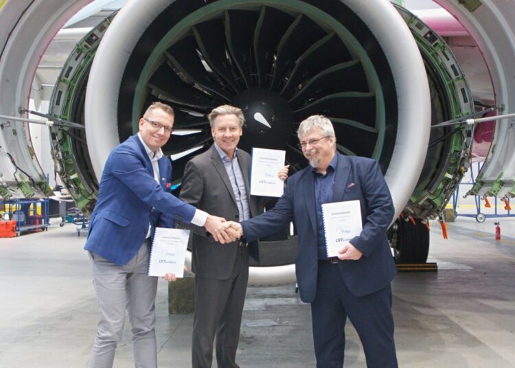 Od lewej: Dariusz Maruszczyk z zarządu LS Technics, Tadeusz Stachera z zarządu LS Technics i Tomasz Kloskowski prezes Portu Lotniczego im. Lecha Wałęsy w Gdańsku. Podpisali umowę dotyczącą budowy nowego hangaru serwisowego. Fot.: Kamil Cisoń / PLG