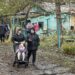 Mieszkańcy w pobliżu miejsca rosyjskiego nalotu na dom w Charkowie. Siły rosyjskie przeprowadziły nocne ataki na miasto, niszcząc m.in. przedszkole i raniąc dzieci. Fot.: PAP / EPA Sergej Kozlov