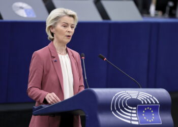 Ursula von der Leyen, przewodnicząca Komisji Europejskiej. UE przyjęła 19. pakiet sankcji zakazujący importu LNG i m.in. zakaz świadczenia usług kryptowalutowych wobec wszystkich Rosjan. Fot.: PAP / EPA / Ronald Wittek